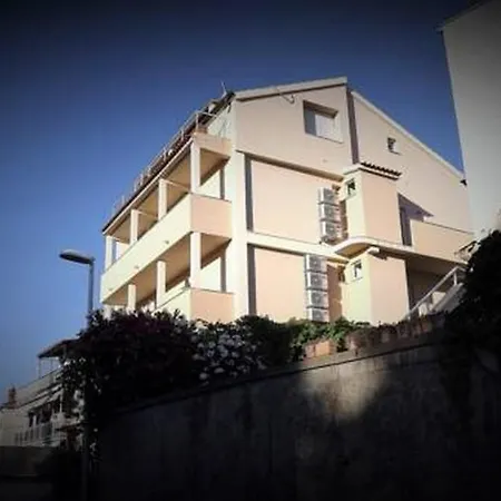 Appealing 8 Sleeps 3 Guests Lejlighed *