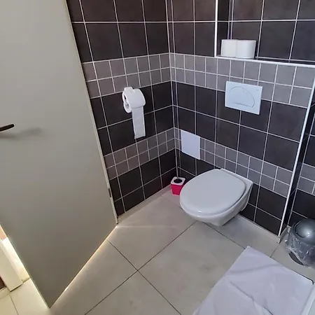 Lejlighed Appealing 8 Sleeps 3 Guests *