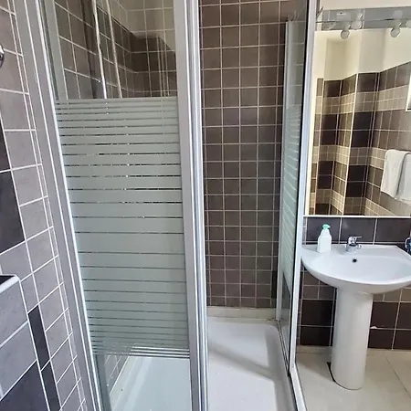 Appealing 8 Sleeps 3 Guests شقة سبليت