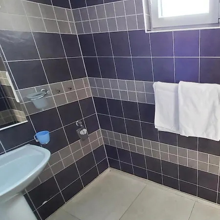Appealing 8 Sleeps 3 Guests Lejlighed